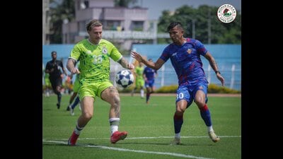 Mohun Bagan Super Giant’s Jason Cummings (left) tries to get the ball past an FC Goa player during their closed-door friendly on Tuesday. (@mohunbagansg on X) Mohun Bagan Super Giant’s Jason Cummings (left) tries to get the ball past an FC Goa player during their closed-door friendly on Tuesday. (@mohunbagansg on X)
