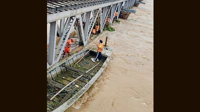 NDRF personnel clearing the hyacinth below the Gidderpindi railway bridge when the flow of Sutlej was at its peak in early September. (HT File)