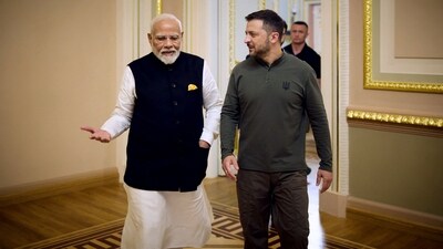 This handout photograph taken and released by the Ukrainian Presidential Press Service on August 23, 2024, shows Ukraine's President Volodymyr Zelensky (R) speaking with Indian Prime Minister Narendra Modi at the Mariinskyi Palace ahead of their meeting, in Kyiv, amid the Russian invasion of Ukraine. (Photo by Handout / UKRAINIAN PRESIDENTIAL PRESS SERVICE / AFP) (AFP) This handout photograph taken and released by the Ukrainian Presidential Press Service on August 23, 2024, shows Ukraine's President Volodymyr Zelensky (R) speaking with Indian Prime Minister Narendra Modi at the Mariinskyi Palace ahead of their meeting, in Kyiv, amid the Russian invasion of Ukraine. (Photo by Handout / UKRAINIAN PRESIDENTIAL PRESS SERVICE / AFP) (AFP)