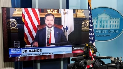 U.S. Vice President JD Vance appears on video monitors in the press briefing room as a guest presenter for the podcast of murdered right-wing influencer Charlie Kirk at the White House in Washington, D.C., U.S., September 15, 2025. REUTERS/Jonathan Ernst (REUTERS)