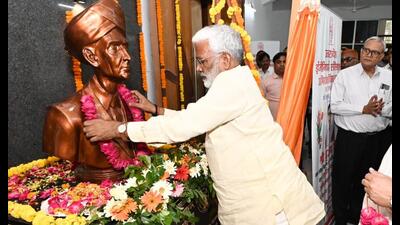 Uttar Pradesh Jal Shakti minister Swatantra Dev Singh garlanding a bust of renowned Indian engineer Bharat Ratna M Visvesvaraya on his 165th birth anniversary in Lucknow on September 15. (Sourced) Uttar Pradesh Jal Shakti minister Swatantra Dev Singh garlanding a bust of renowned Indian engineer Bharat Ratna M Visvesvaraya on his 165th birth anniversary in Lucknow on September 15. (Sourced)