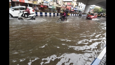 Ward officers have been asked to ensure that manholes remain clear so that rainwater drains quickly and flooding does not recur. (MAHENDRA KOLHE/HT PHOTO)