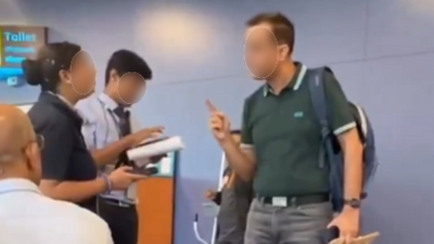 A video shows an argument between IndiGo staff and passenger at Bengaluru airport. A video shows an argument between IndiGo staff and passenger at Bengaluru airport.