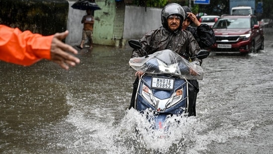 Indian Meteorological Department issued a warning for intense rain spells in parts of Maharashtra after heavy rainfall hit Mumbai was waterlogging at Sion, Dadar and Matunga.(Raju Shinde/Hindustan Times)