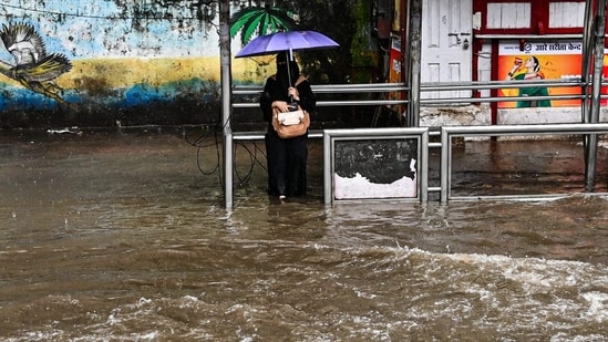 IMD issued red alert for Mumbai on Monday for heavy rainfall which inundated low lying areas causing disruptions.(Raju Shinde/Hindustan Times)
