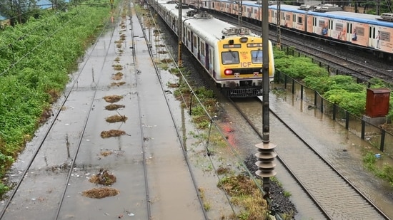 Heavy waterlogging was seen in some rainlway stations including on tracks at Dadar, Kurla and Bandra railway stations and the local trains in Mumbai were delayed by 10 minutes on the main line and the harbour line.(Raju Shinde/Hindustan Times)