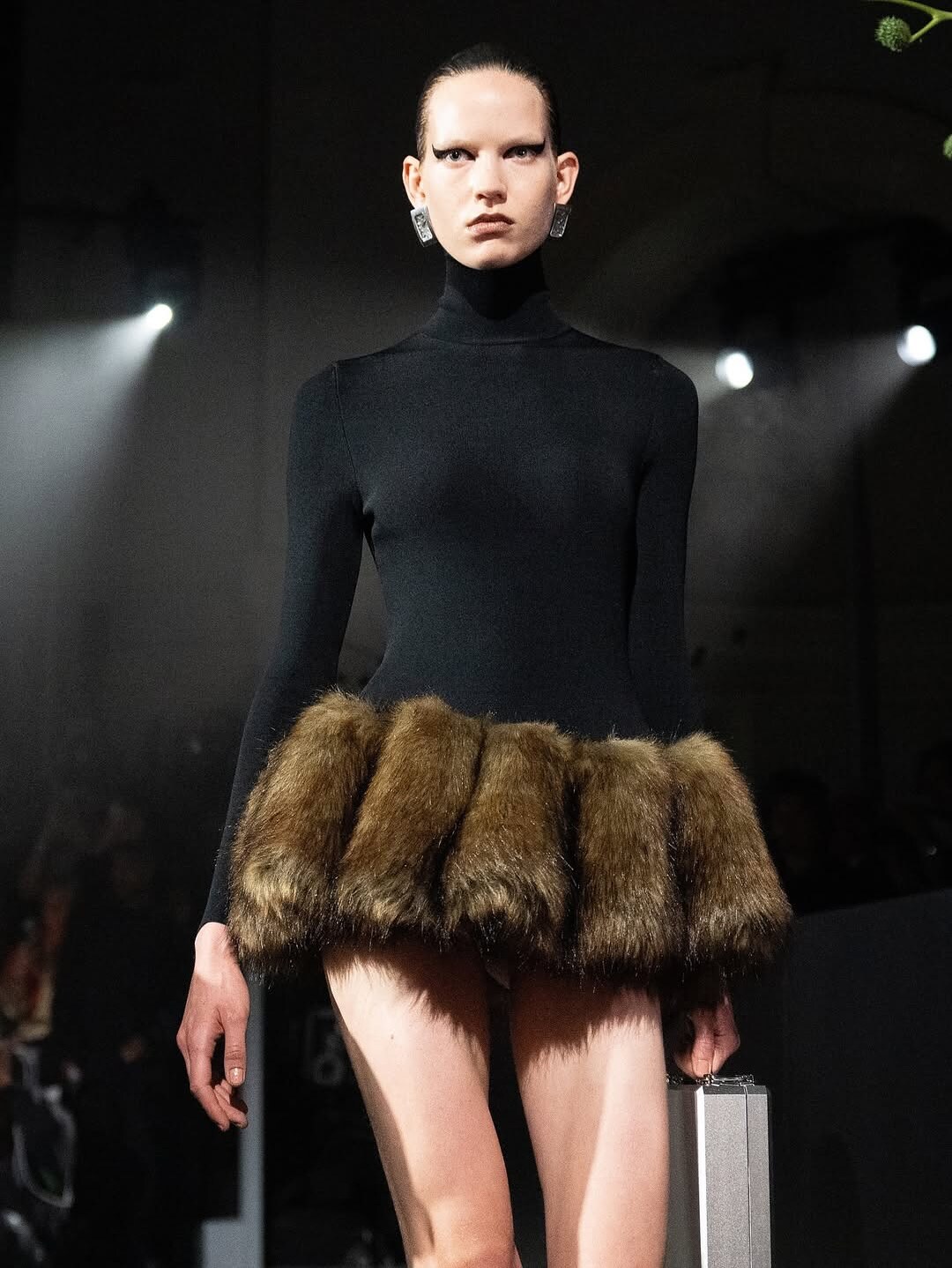 Gothic eyeliner at Alexander Wang's NYFW show. Gothic eyeliner at Alexander Wang's NYFW show.