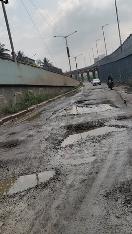 Potholes in Bengaluru. (Source: Shruti Agrawal/Twitter) Potholes in Bengaluru. (Source: Shruti Agrawal/Twitter)