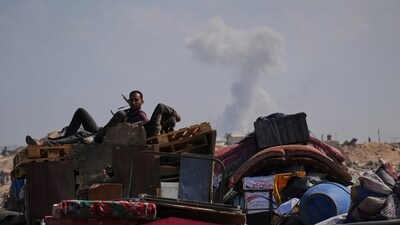 Tens of thousands of Palestinians tried to flee Gaza City amid Israel's intensifying ground assault. (AP) Tens of thousands of Palestinians tried to flee Gaza City amid Israel's intensifying ground assault. (AP)