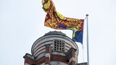 The Royal Standard flag flies above Westminster Cathedral, on the day of the funeral of Britain's Katharine, Duchess of Kent, in London, Britain, September 16, 2025. REUTERS/Toby Melville (REUTERS)