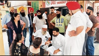 Kin of electrocution victims at the civil hospital in Ludhiana on Tuesday. (Gurpreet Singh/HT) Kin of electrocution victims at the civil hospital in Ludhiana on Tuesday. (Gurpreet Singh/HT)