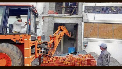MC staff demolishing an illegal building in Ludhiana on Tuesday. (HT Photo) MC staff demolishing an illegal building in Ludhiana on Tuesday. (HT Photo)