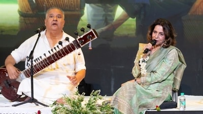 Ustad Shujaat Husain Khan and Minu Bakshi (Photo: Raajessh Kashyap/HT)