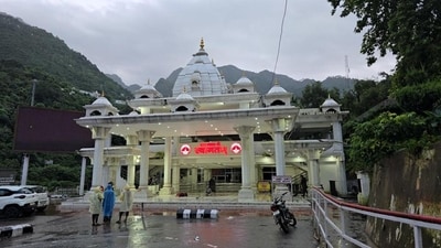 The pilgrimage to the Shri Mata Vaishno Devi shrine in the Trikuta hills was suspended after a landslide triggered by heavy rain led to the death of 34 pilgrims on August 26. (HT File Photo)