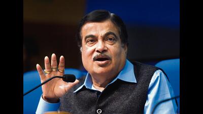 Union highways minister Nitin Gadkari on Tuesday said that over a dozen excavators and 50 earthmovers are deployed round the clock for clearing and repairs of Jammu Srinagar national highway which has seen frequent disruption leading to heavy loss to fruit growers and shortage of essentials. (HT File) Union highways minister Nitin Gadkari on Tuesday said that over a dozen excavators and 50 earthmovers are deployed round the clock for clearing and repairs of Jammu Srinagar national highway which has seen frequent disruption leading to heavy loss to fruit growers and shortage of essentials. (HT File)