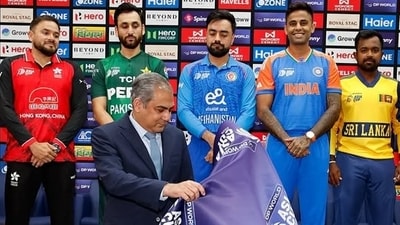 ACC president Mohsin Naqvi unveling the Asia Cup trophy ACC president Mohsin Naqvi unveling the Asia Cup trophy