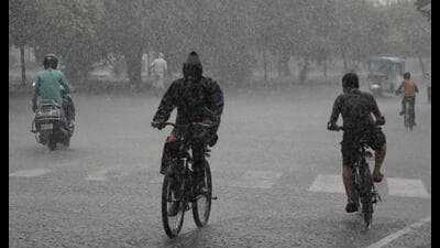 Aliganj received 88 mm of rainfall between 8:30 am and 5:30 pm, (Mushtaq Ali/HT Photo) Aliganj received 88 mm of rainfall between 8:30 am and 5:30 pm, (Mushtaq Ali/HT Photo)