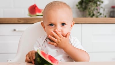 Give natural and healthy foods to baby after six months. (Freepik) Give natural and healthy foods to baby after six months. (Freepik)