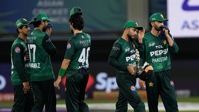 Pakistan players react (AP) Pakistan players react (AP)