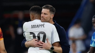 Real Madrid's Spanish coach Xabi Alonso (R) embraces Real Madrid's French forward #10 Kylian Mbappe (AFP) Real Madrid's Spanish coach Xabi Alonso (R) embraces Real Madrid's French forward #10 Kylian Mbappe (AFP)