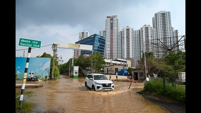 Locals blame water black marketeers, negligent builders, and absent authorities; say property values are plunging as safety and daily life collapse. (Parveen Kumar/HT) Locals blame water black marketeers, negligent builders, and absent authorities; say property values are plunging as safety and daily life collapse. (Parveen Kumar/HT)