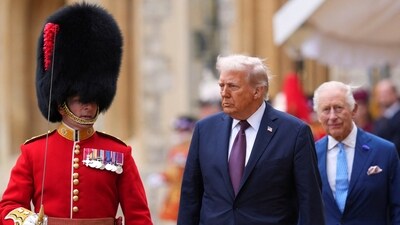 Donald Trump lands in UK to meet King Charles and PM Starmer, as police roll out one of the largest security ops. (via REUTERS)