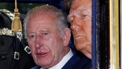 Britain's King Charles and U.S. President Donald Trump ride in a carriage during a procession through Windsor Castle, in Windsor, Britain, September 17, 2025. REUTERS/Toby Melville/Pool     TPX IMAGES OF THE DAY (REUTERS)