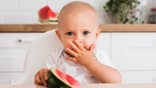 Give natural and healthy foods to baby after six months. (Freepik)