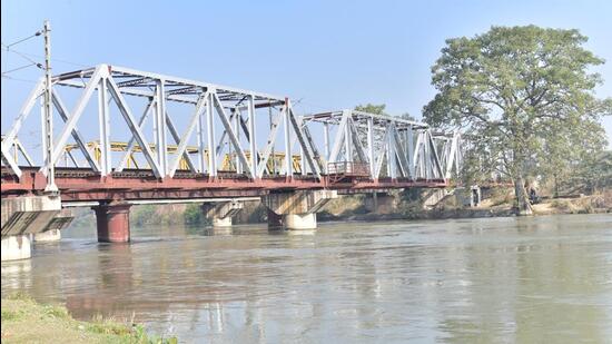 Khoda is home to about 45,000 households, and the locality’s daily demand is around 38MLD. But only 10MLD is currently supplied—mostly through tankers and ad hoc arrangements, said officials. (HT Archive/Sakib Ali)