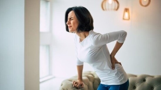 Cardiologist on phases of cardiac arrest warns BACK PAIN as a symptom to watch out for! (Adobe Stock)