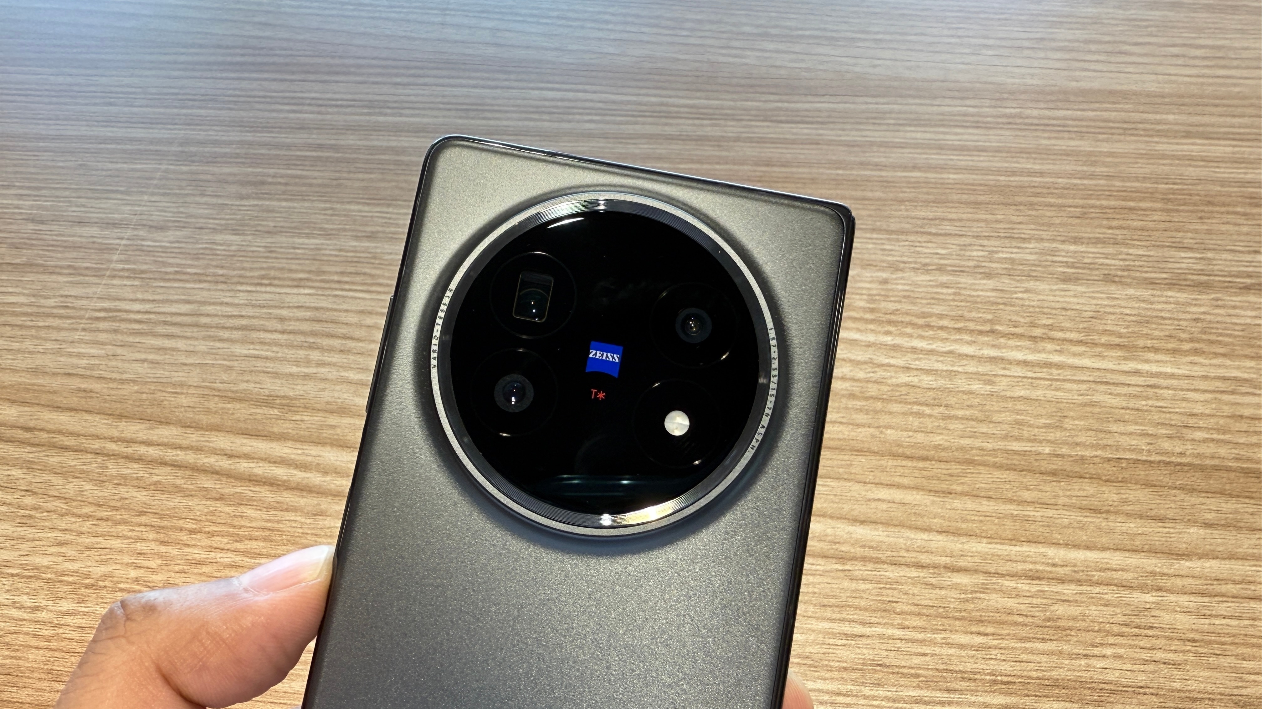 The camera system is excellent, it doesn’t quite hit the very top tier of mobile photography,