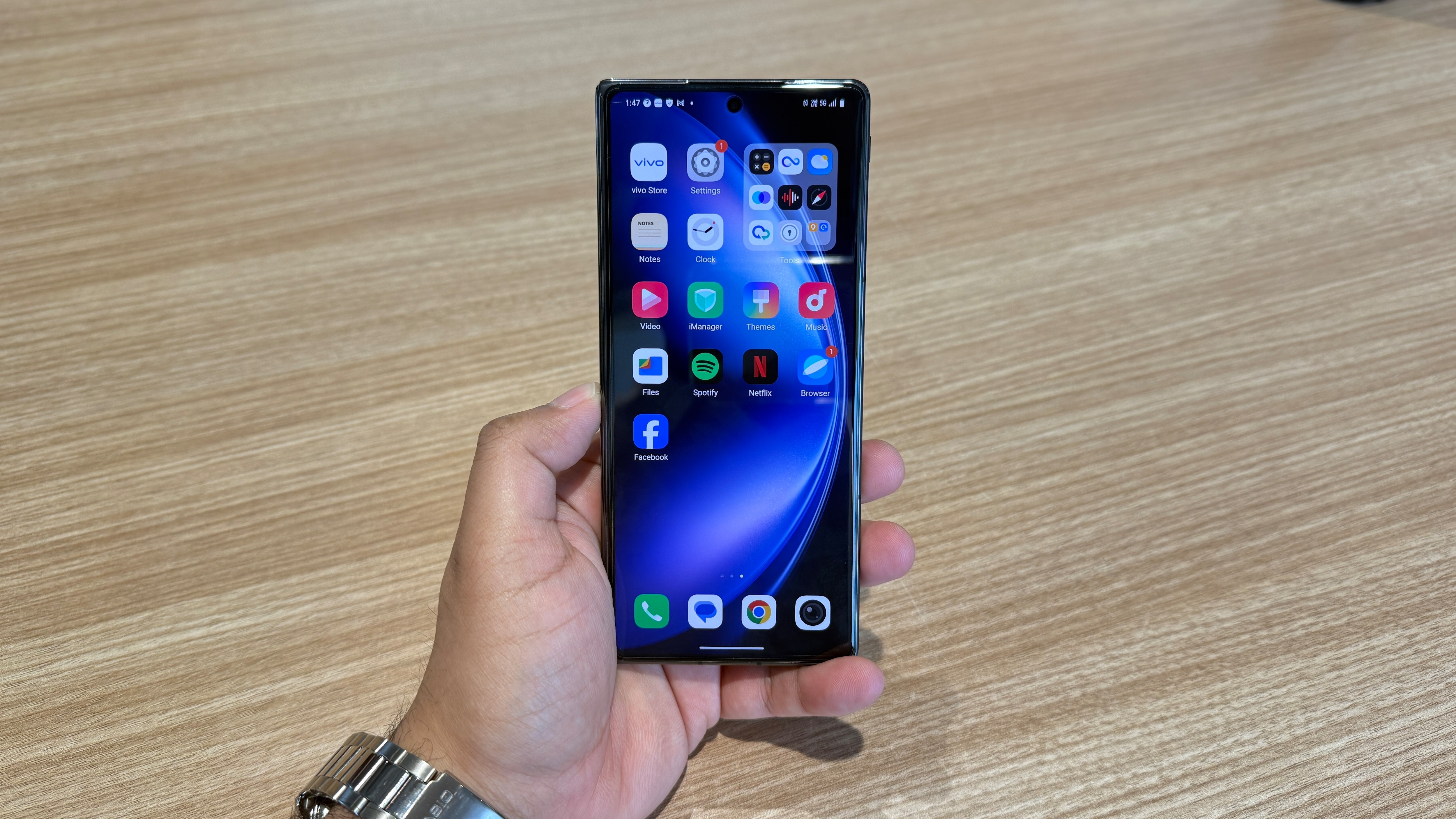 The outer display is a 6.53-inch AMOLED panel with a 120 Hz refresh rate.