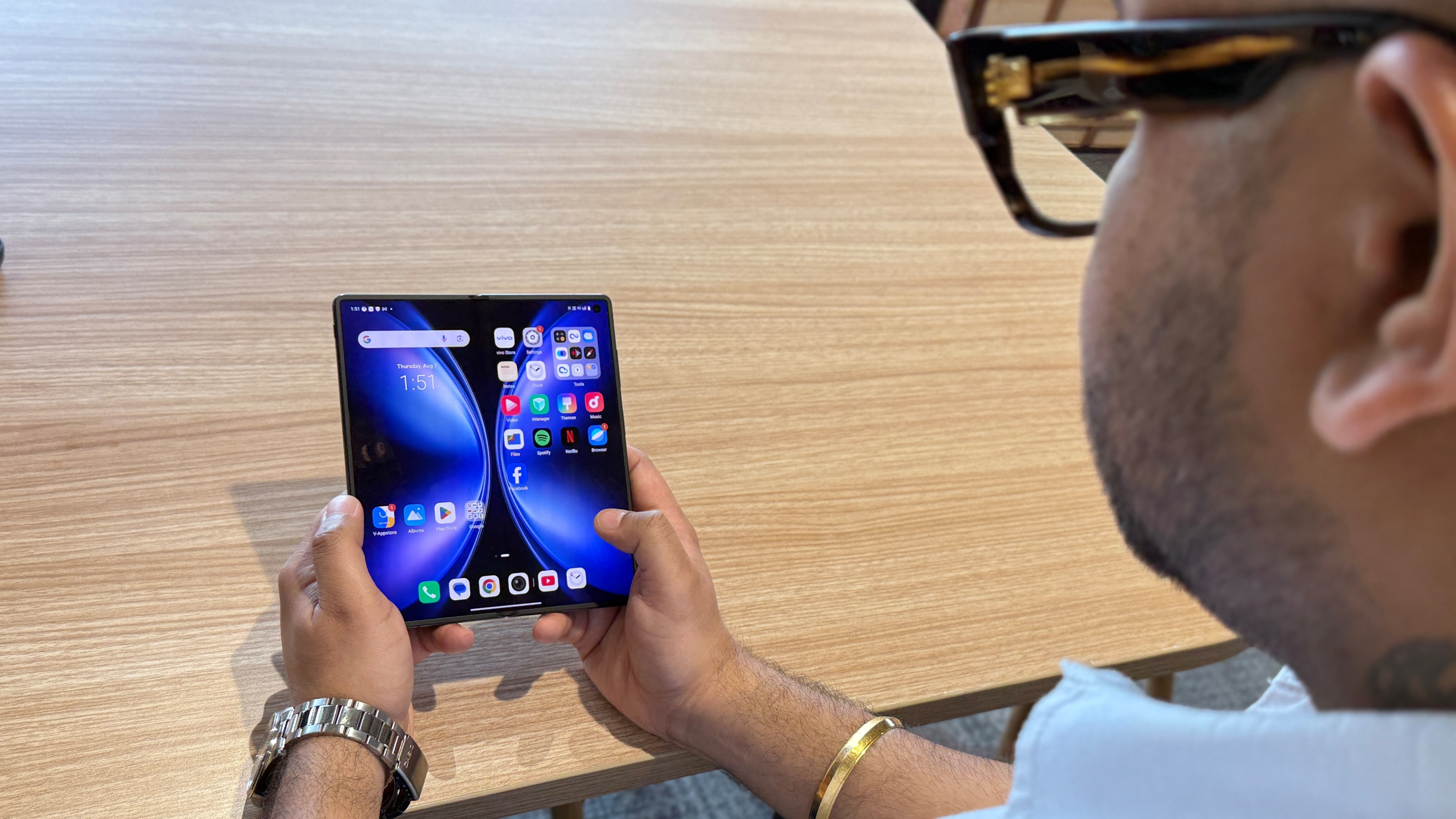 Under the hood, the X Fold 5 runs the Qualcomm Snapdragon 8 Gen 3 chipset.