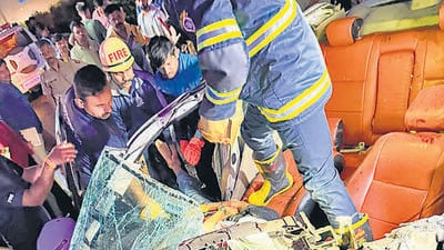 2 students killed, 2 injured in car crash on Mum-Bengaluru highway 2 students killed, 2 injured in car crash on Mum-Bengaluru highway