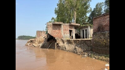 Four houses collapse in Jalandhar; gushing Sutlej water continues to erode dhussi bundh