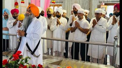 SGPC action over siropa to Rahul Gandhi triggers debate SGPC action over siropa to Rahul Gandhi triggers debate