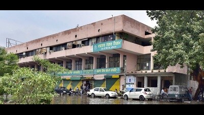 An activist approached the state human rights panel, pointing to leaking roof and other damages at MC Zone C office . (HT Photo) An activist approached the state human rights panel, pointing to leaking roof and other damages at MC Zone C office . (HT Photo)