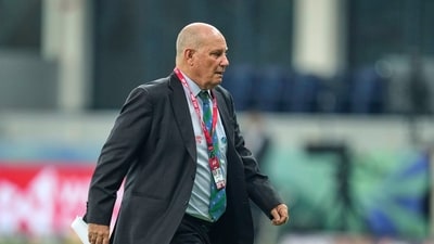Match referee Andy Pycroft walks back after the toss during the Asia Cup cricket match between Pakistan and United Arab Emirates (AP)