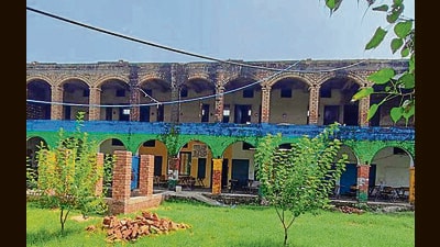 Five classrooms lie unused since 2017-18 as no stairs were ever built; teachers say rains, heat and cold disrupt classes squeezed into tiny spaces. (HT Photo) Five classrooms lie unused since 2017-18 as no stairs were ever built; teachers say rains, heat and cold disrupt classes squeezed into tiny spaces. (HT Photo)