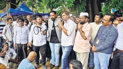 Mumbai, India - Sept. 18, 2025: Cab, rickshaw, and taxi drivers working with Ola, Uber, and Rapido hold a gathering at Azad Maidan, allege failure to implement government-approved fares, decision on future course of agitation to be taken, in Mumbai, India, on Thursday, September 18, 2025. (Photo by Anshuman Poyrekar/Hindustan Times) (Anshuman Poyrekar/HT Photo) Mumbai, India - Sept. 18, 2025: Cab, rickshaw, and taxi drivers working with Ola, Uber, and Rapido hold a gathering at Azad Maidan, allege failure to implement government-approved fares, decision on future course of agitation to be taken, in Mumbai, India, on Thursday, September 18, 2025. (Photo by Anshuman Poyrekar/Hindustan Times) (Anshuman Poyrekar/HT Photo)