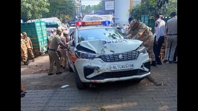 The PCR van that crashed into a tea stall on Panchkuian Road where early Thursday killing the tea vendor who was sleeping beside his stall. (Vipin Kumar/HT Photo) The PCR van that crashed into a tea stall on Panchkuian Road where early Thursday killing the tea vendor who was sleeping beside his stall. (Vipin Kumar/HT Photo)