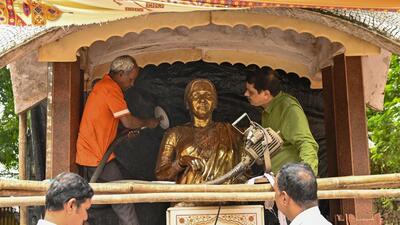 The Shiv Sena (UBT) on Thursday engaged sculptors to repair the Meentai Thackeray statue at Shivaji Park (Raju Shinde/ HT Photo) The Shiv Sena (UBT) on Thursday engaged sculptors to repair the Meentai Thackeray statue at Shivaji Park (Raju Shinde/ HT Photo)