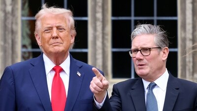 US President Donald Trump, left, and Keir Starmer, UK prime minister, during a Red Devils display at Chequers, near Aylesbury, UK, on Thursday, Sept. 18, 2025. (Bloomberg)