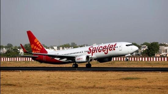 FILE PHOTO: A SpiceJet passenger Boeing 737-800 aircraft takes off from Sardar Vallabhbhai Patel international airport in Ahmedabad, India May 19, 2016. REUTERS/Amit Dave/File Photo (REUTERS)