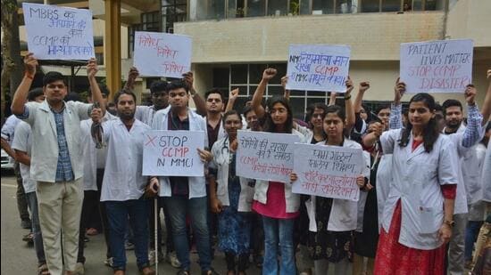 The strike was observed as a mark of protest against the state government’s decision to allow homeopaths who have undergone the Certificate Course in Modern Pharmacology (CCMP) to register under the Maharashtra Medical Council (MMC). (Praful Gangurde / HT Photo)
