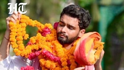 Newly-elected DUSU president Aryan Maan burdened down by a large number of flower garlands that are gifted to him after he emerged victorious. (Hindustan Times) Newly-elected DUSU president Aryan Maan burdened down by a large number of flower garlands that are gifted to him after he emerged victorious. (Hindustan Times)