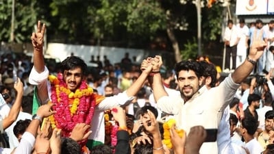 DUSU's newly-elected president Aryan Maan and DUSU's former chief executive councilor Sahil Malik celebrate ABVP's big win today. (Instagram/@i_sahilmalik) DUSU's newly-elected president Aryan Maan and DUSU's former chief executive councilor Sahil Malik celebrate ABVP's big win today. (Instagram/@i_sahilmalik)