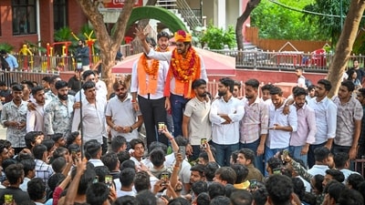 Supporters of various candidates from different Student Unions contesting in DUSU Elections seen during the last day of election campaign at North Campus, Delhi University on Tuesday. (Sanchit Khanna/Hindustan Times) Supporters of various candidates from different Student Unions contesting in DUSU Elections seen during the last day of election campaign at North Campus, Delhi University on Tuesday. (Sanchit Khanna/Hindustan Times)