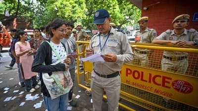 Delhi Police along with security guards check the identity cards of students who came to cast their vote during DUSU Elections 2025 at Ramjas College, North Campus, Delhi University. (Sanchit Khanna/Hindustan Times) Delhi Police along with security guards check the identity cards of students who came to cast their vote during DUSU Elections 2025 at Ramjas College, North Campus, Delhi University. (Sanchit Khanna/Hindustan Times)