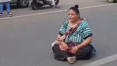 When the passers-by requested her to move, she refused to leave unless her demand for “two more puris” was met. (Instagram/@TheAnuragTyagi) When the passers-by requested her to move, she refused to leave unless her demand for “two more puris” was met. (Instagram/@TheAnuragTyagi)